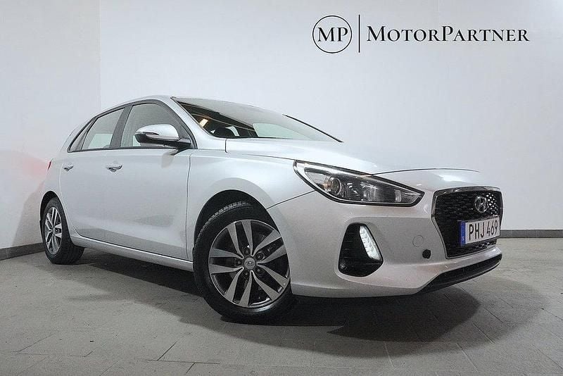 Silver Begagnad 2017 Hyundai i30 Premium Halvkombi | 119 900 kr (Bra pris) - Bild 1/4