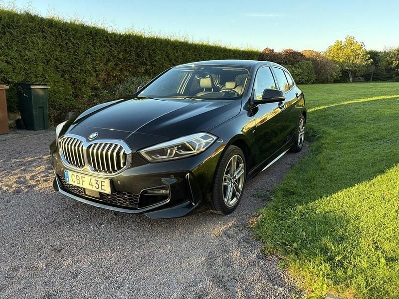 Svart Begagnad 2020 BMW 118 M Sport Halvkombi | 194 000 kr (Marknadspris) - Bild 1/4