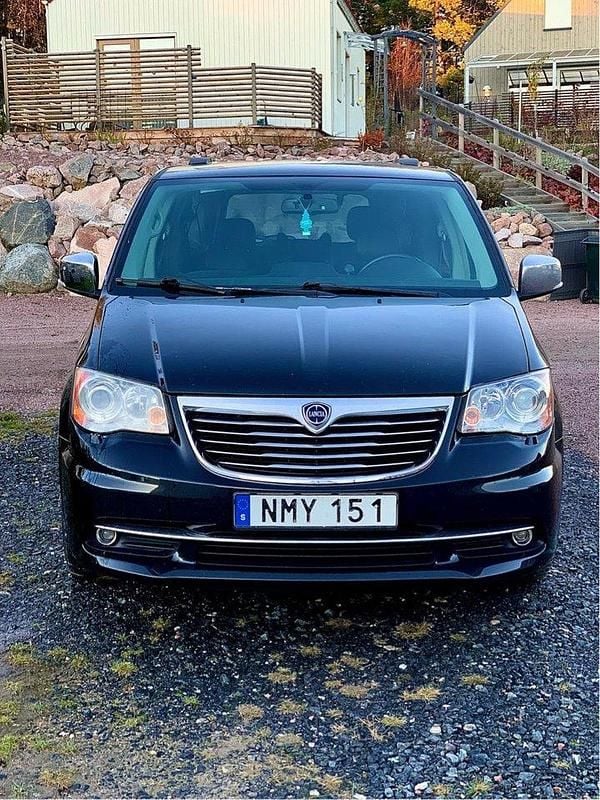 Svart Begagnad 2014 Lancia Voyager Minibuss | 98 000 kr (Bra pris) - Bild 1/4