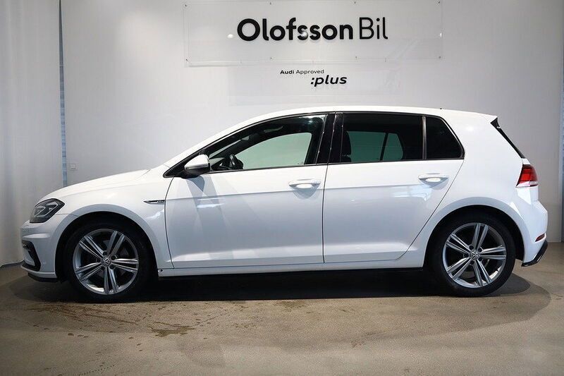 Vit Begagnad 2018 VW Golf VII Highline Halvkombi | 169 900 kr (Marknadspris) - Bild 1/4