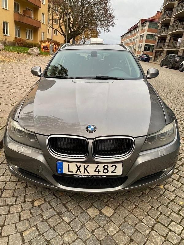 Grå Begagnad 2012 BMW 320 M Sport Kombi | 65 000 kr (Bra pris) - Bild 1/4