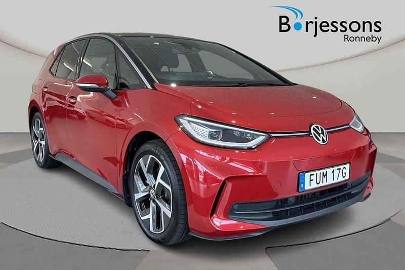 Mörkröd (röd) Begagnad 2023 VW ID.3 Pro Performance Halvkombi | 359 000 kr (Marknadspris) - Bild 1/4