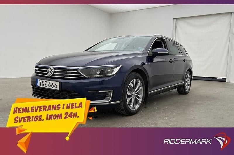 Mörkblå Begagnad 2017 VW Passat GTE Kombi | 149 800 kr (Marknadspris) - Bild 1/3