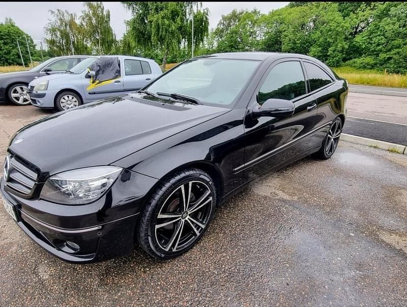 Svart Begagnad 2011 Mercedes CLC180 Halvkombi | 75 000 kr (Marknadspris) - Bild 1/4