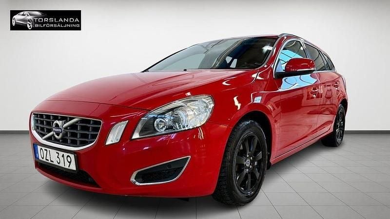 Röd Begagnad 2012 Volvo V60 Momentum Kombi | 64 900 kr (Dyr) - Bild 1/4