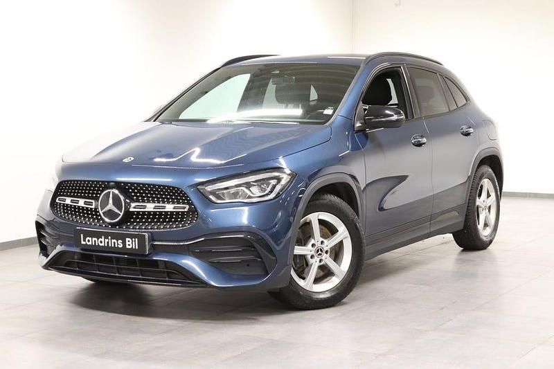 Blå Begagnad 2022 Mercedes GLA200 AMG line SUV | 359 000 kr (Marknadspris) - Bild 1/4