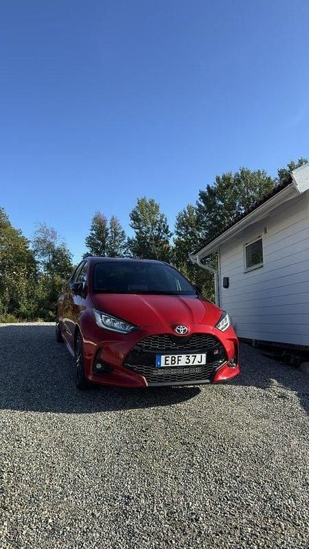 Röd Begagnad 2022 Toyota Yaris Hybrid Sport Halvkombi | 244 900 kr (Marknadspris) - Bild 1/4