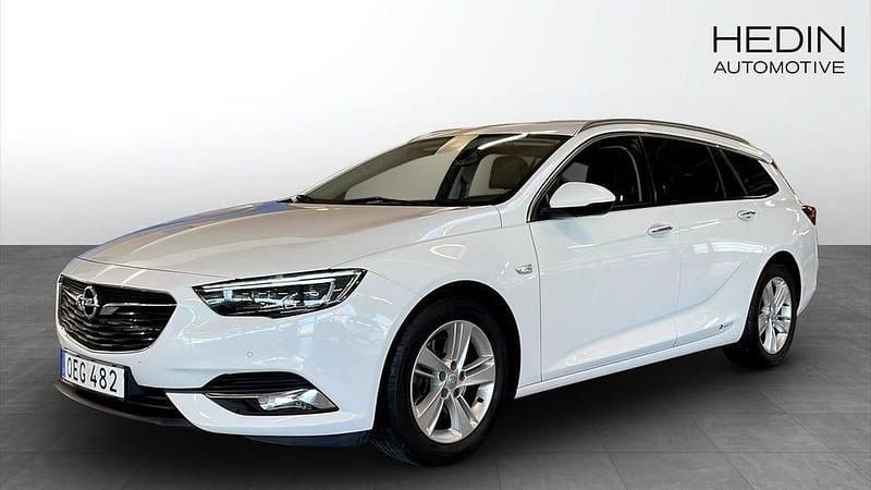 Vit (white) Begagnad 2018 Opel Insignia Kombi | 159 900 kr (Marknadspris) - Bild 1/4
