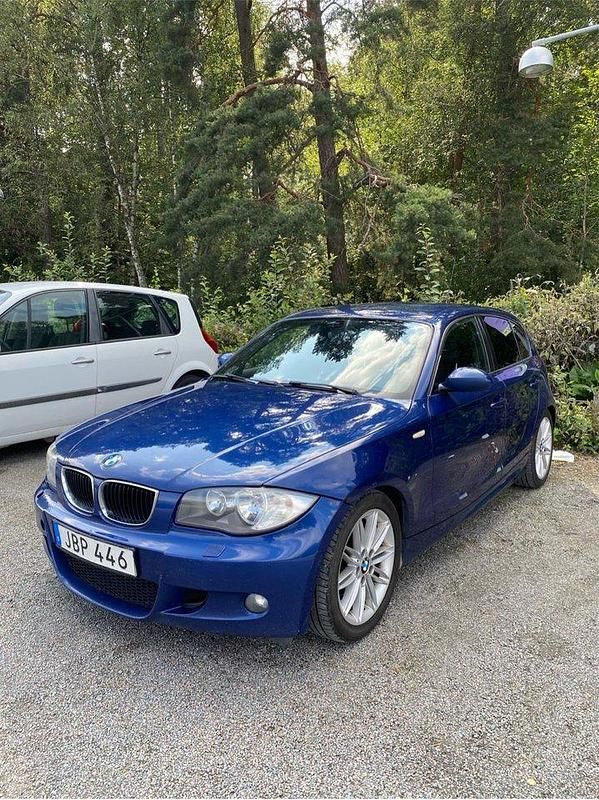 Blå Begagnad 2009 BMW 118 Advantage Halvkombi | 35 000 kr (Marknadspris) - Bild 1/4