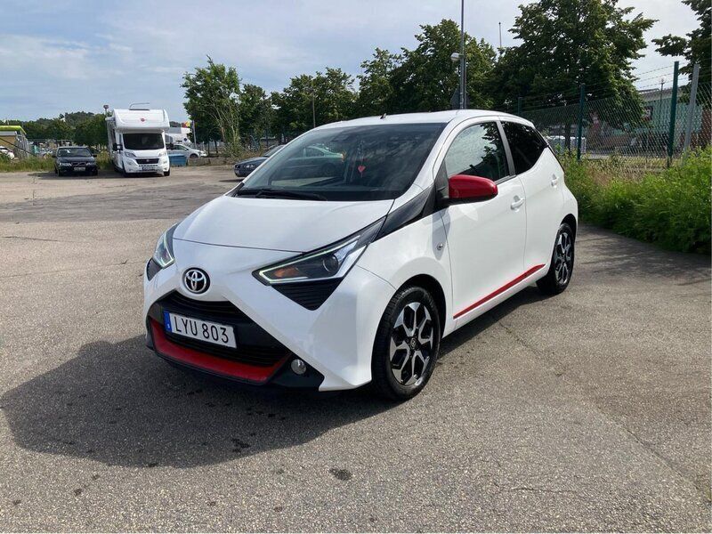 Vit Begagnad 2018 Toyota Aygo X-play Halvkombi | 89 900 kr (Marknadspris) - Bild 1/4