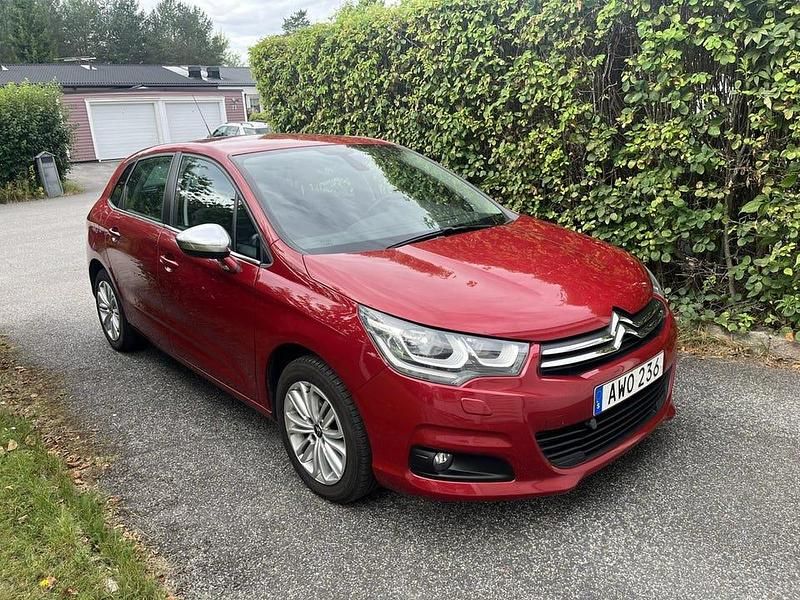 Röd Begagnad 2015 Citroën C4 Halvkombi | 109 000 kr (Marknadspris) - Bild 1/4