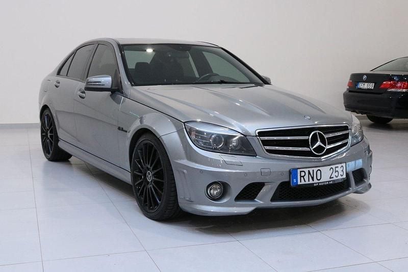 Grå Begagnad 2009 Mercedes C63 AMG AMG Sedan | 279 900 kr (Superpris) - Bild 1/4