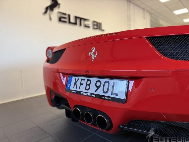 Begagnad Ferrari 458 570 HK (419 kW) 2015 Rosso scuderia Cab