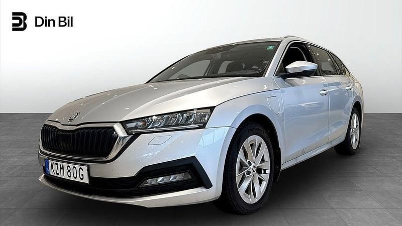 Ljusgrå (brilliant silver metallic) Begagnad 2023 Skoda Octavia Ambition Kombi | 329 900 kr (Marknadspris) - Bild 1/4