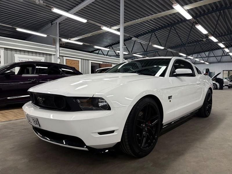 Vit Begagnad 2010 Ford Mustang GT Sportkupé | 249 900 kr - Bild 1/4