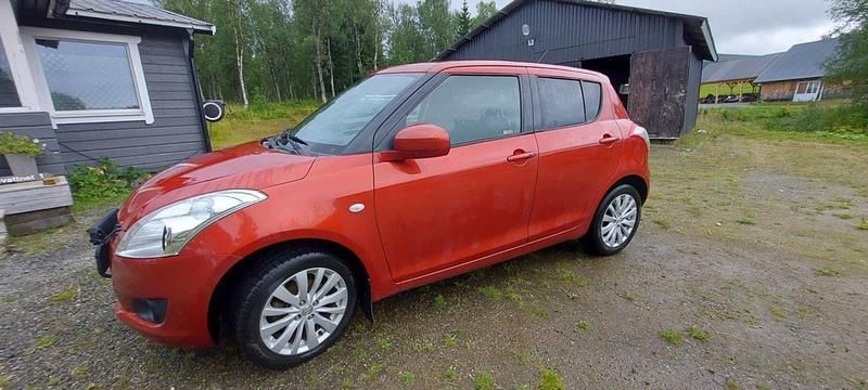 Orange Begagnad 2011 Suzuki Swift Halvkombi | 60 000 kr (Bra pris) - Bild 1/4