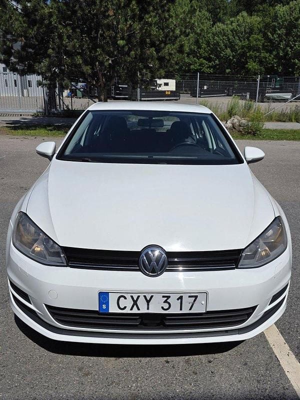 Vit Begagnad 2015 VW Golf VII Halvkombi | 80 000 kr (Bra pris) - Bild 1/4