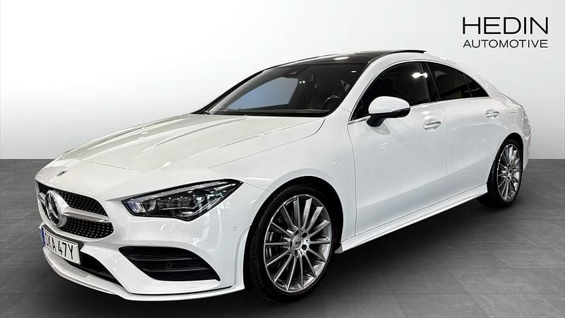 Vit (white) Begagnad 2021 Mercedes CLA220 AMG Sedan | 359 900 kr (Lite dyr) - Bild 1/4