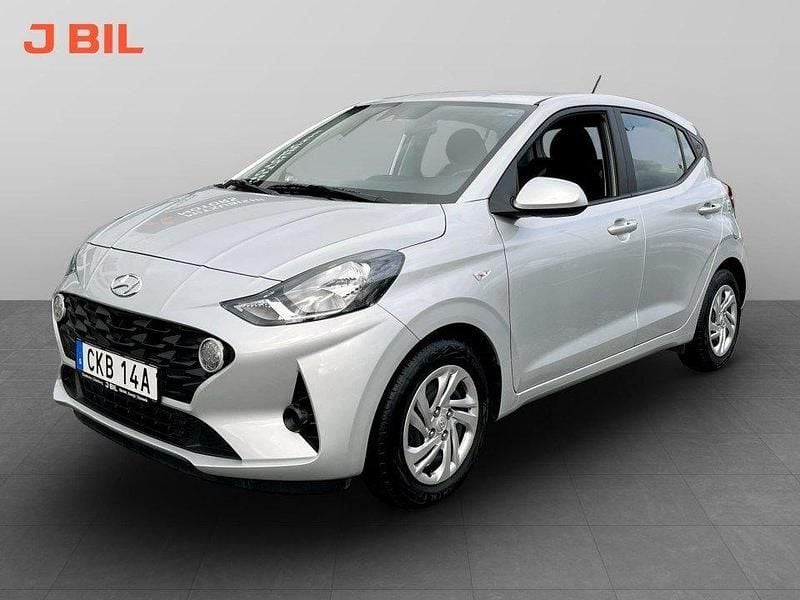 Grå Begagnad 2022 Hyundai i10 Essential Halvkombi | 149 900 kr (Marknadspris) - Bild 1/4