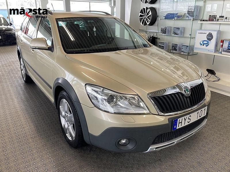 Begagnad Skoda Octavia Scout 140 HK (102 kW) 2011 Brun Kombi