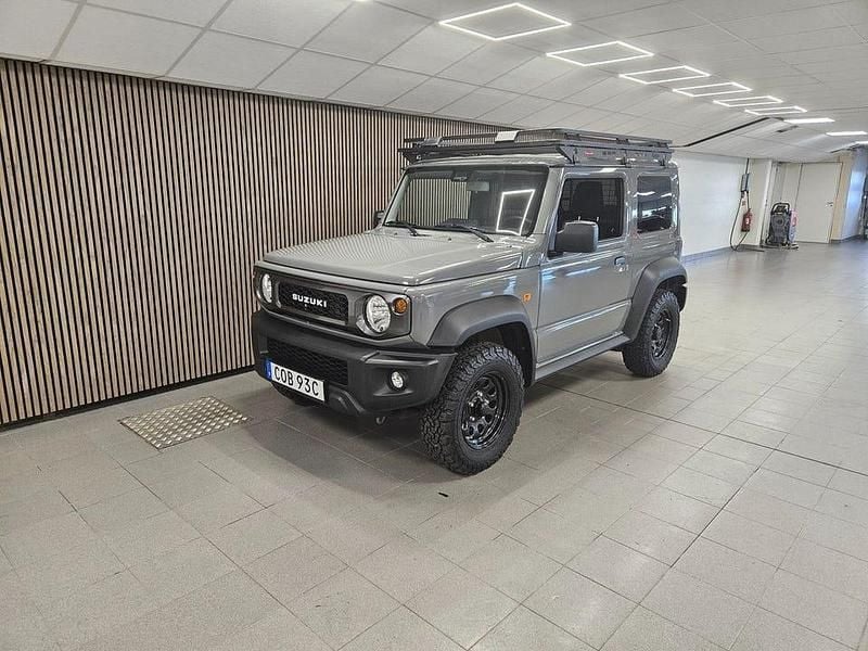 Grå Begagnad 2024 Suzuki Jimny SUV | 349 700 kr (Lite dyr) - Bild 1/4