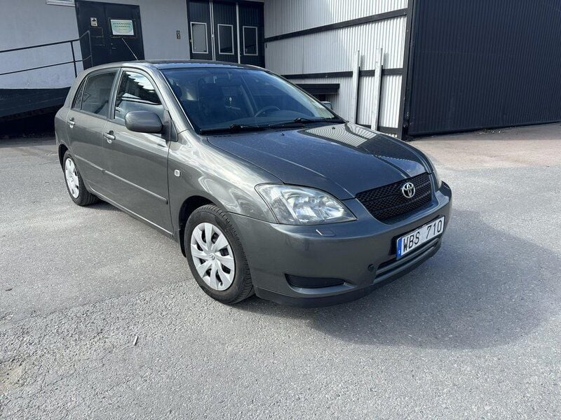 Grå Begagnad 2004 Toyota Corolla Halvkombi | 24 000 kr (Marknadspris) - Bild 1/4