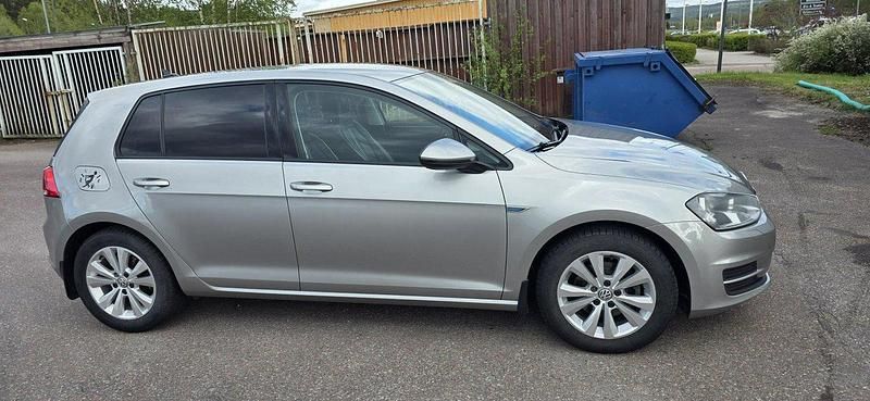 Silver Begagnad 2013 VW Golf VII Halvkombi | 100 000 kr (Marknadspris) - Bild 1/4