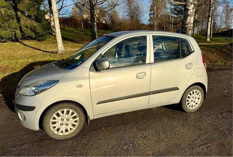 Silver Begagnad 2010 Hyundai i10 Halvkombi | 49 000 kr (Dyr) - Bild 1/4