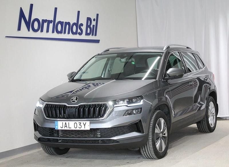Grå (graphite grey metallic) Begagnad 2023 Skoda Karoq SUV | 359 900 kr (Lite dyr) - Bild 1/4