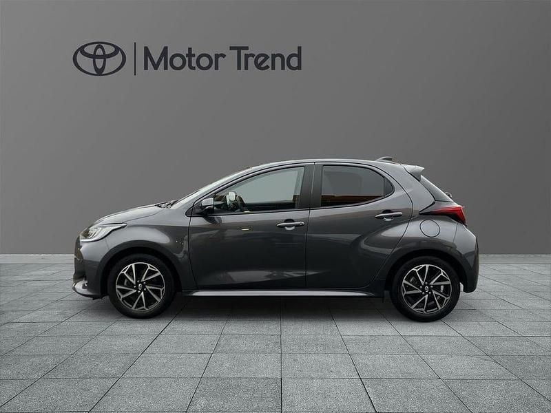 Begagnad Toyota Yaris Hybrid Active 117 HK (86 kW) 2022 Grå