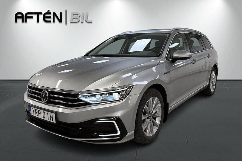 Silver Begagnad 2020 VW Passat GTE Kombi | 204 800 kr (Bra pris) - Bild 1/3