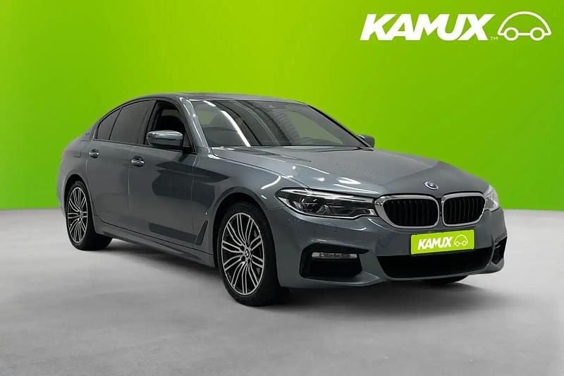 Blå Begagnad 2018 BMW 530e iPerformance Sedan | 274 900 kr (Lite dyr) - Bild 1/4