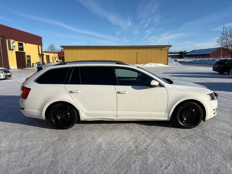 Begagnad Skoda Octavia Ambition 110 HK (80 kW) 2016 Vit Halvkombi