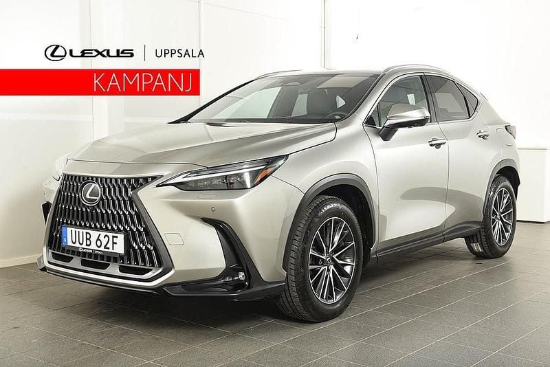 Ljusgrå Begagnad 2023 Lexus NX450h+ Executive Line SUV | 619 900 kr (Lite dyr) - Bild 1/4