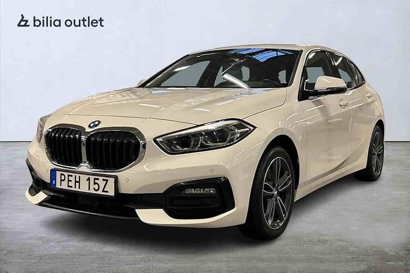 Vit Begagnad 2021 BMW 118 Halvkombi | 189 900 kr (Marknadspris) - Bild 1/1