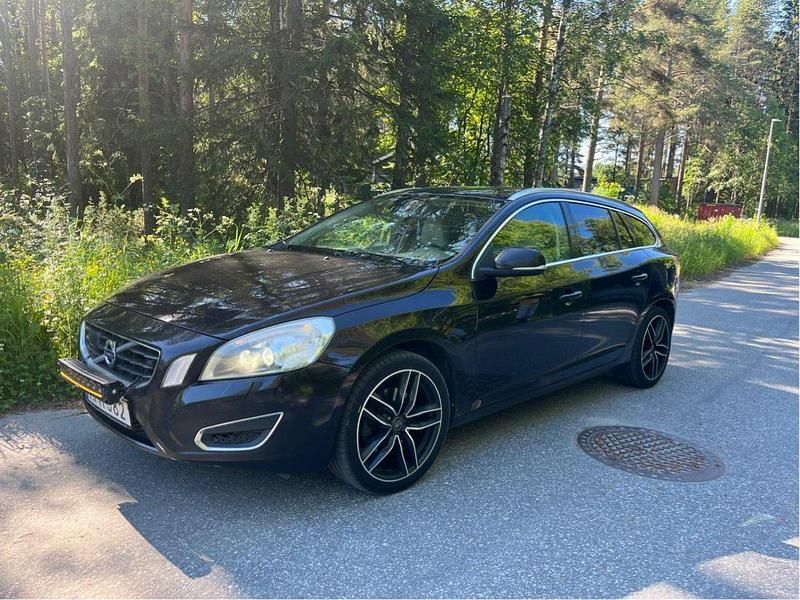 Svart Begagnad 2011 Volvo V60 Summum Kombi | 48 000 kr (Bra pris) - Bild 1/4