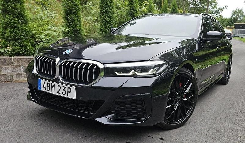 Svart Begagnad 2022 BMW 530e M Sport Kombi | 299 900 kr (Bra pris) - Bild 1/4