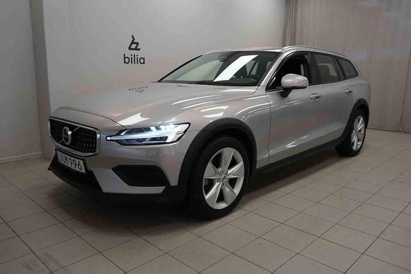 Silver Begagnad 2023 Volvo V60 CC Kombi | 359 900 kr (Marknadspris) - Bild 1/1