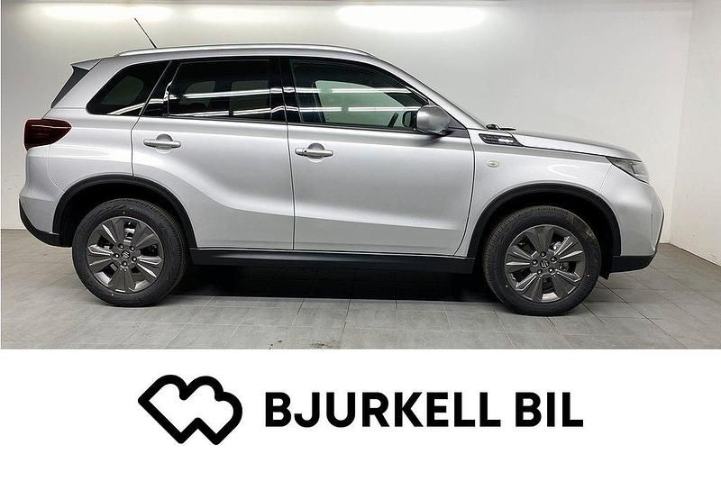 Grå Ny 2025 Suzuki Vitara SUV | 336 800 kr (Lite dyr) - Bild 1/4