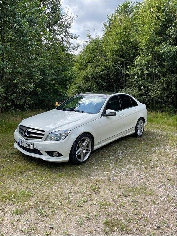 Vit Begagnad 2011 Mercedes C220 Avantgarde Sedan | 120 000 kr (Marknadspris) - Bild 1/4