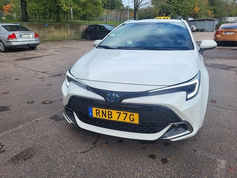 Vit Begagnad 2024 Toyota Corolla Plus Kombi | 250 000 kr (Bra pris) - Bild 1/4