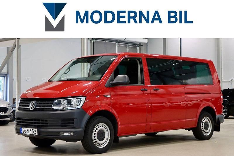 Röd Begagnad 2018 VW Caravelle Minibuss | 264 700 kr (Marknadspris) - Bild 1/4