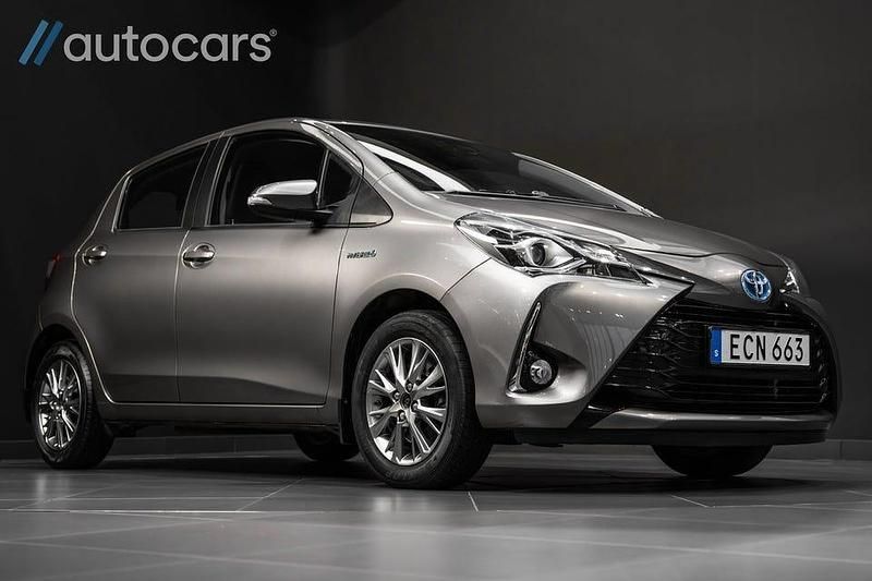 Grå Begagnad 2017 Toyota Yaris Hybrid Active Halvkombi | 159 000 kr (Lite dyr) - Bild 1/4