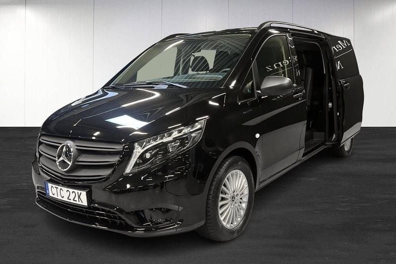 Svart (black) Begagnad 2023 Mercedes e-Vito Minibuss | 562 375 kr (Superpris) - Bild 1/4