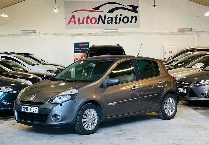 Grå Begagnad 2011 Renault Clio R.S. Halvkombi | 39 900 kr (Marknadspris) - Bild 1/4