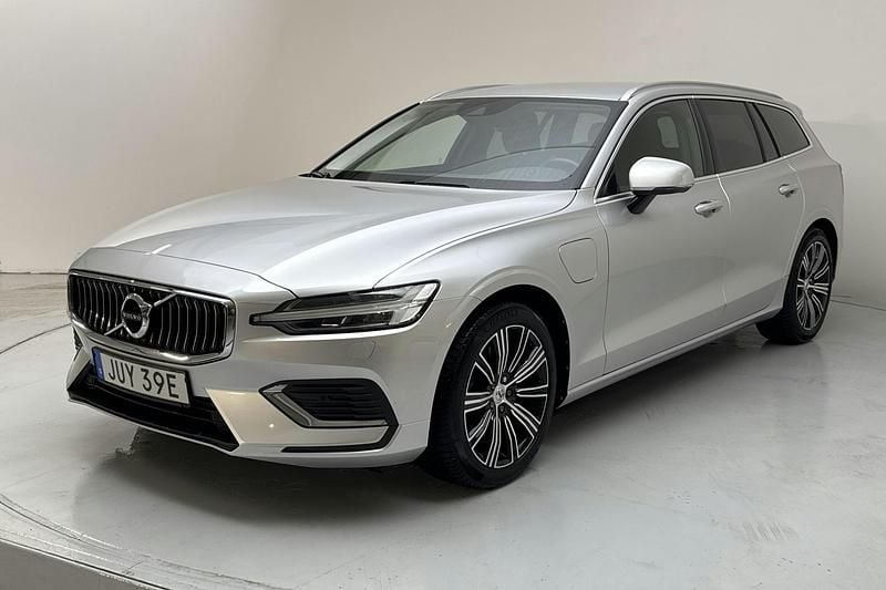 Silver Begagnad 2021 Volvo V60 Momentum Kombi | 269 000 kr (Bra pris) - Bild 1/4