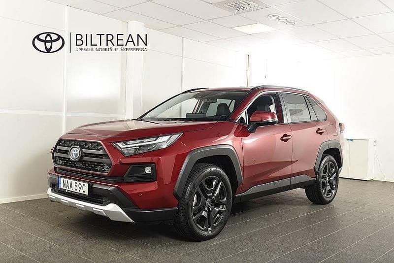 Röd Begagnad 2024 Toyota RAV4 Hybrid SUV | 469 900 kr (Marknadspris) - Bild 1/4