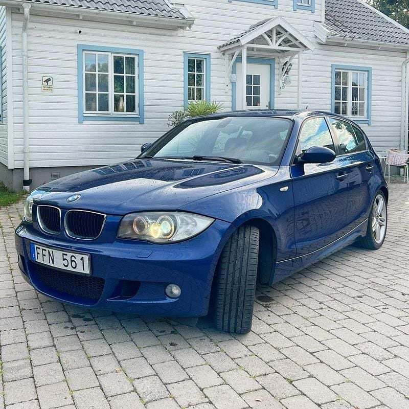 Blå Begagnad 2007 BMW 120 Advantage Halvkombi | 49 900 kr (Superpris) - Bild 1/4