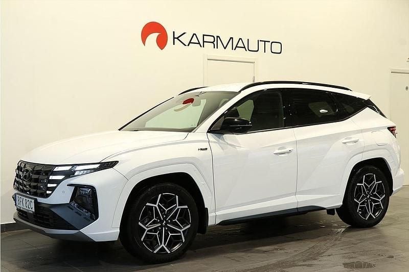 Vit Begagnad 2023 Hyundai Tucson N Line SUV | 369 900 kr (Marknadspris) - Bild 1/4