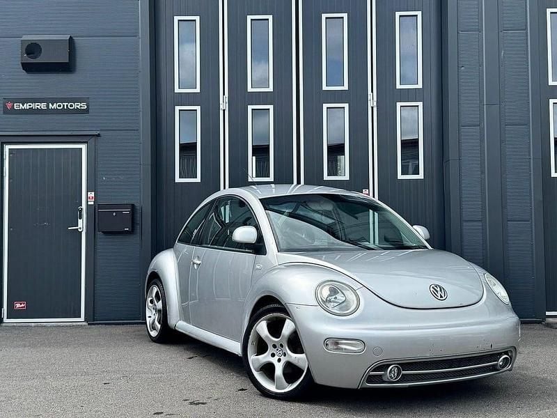 Grå Begagnad 1999 VW Beetle Highline Halvkombi | 29 900 kr (Superpris) - Bild 1/4